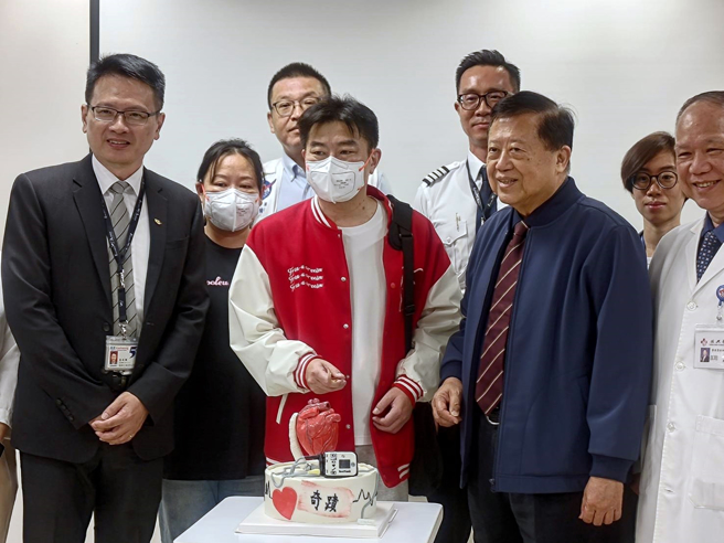振兴医院今天邀集医疗专机团队，和顏先生一起切下蛋糕，庆祝康復重生。（王家瑜摄）