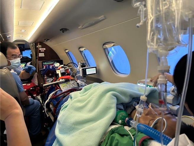 在小小的机舱里，容纳着8个人，正副机师、机工、体循师、医师、护理师、顏先生的女儿，以及躺在担架上，身上插满维生管线的顏先生。（振兴医院提供）