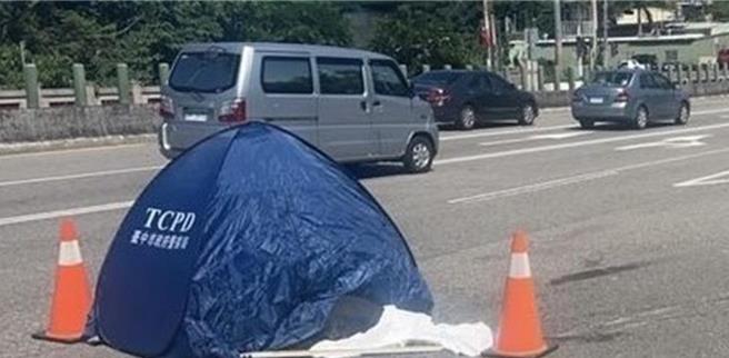 台中市新社区49岁陈姓女居服员，于双十节当天中午骑机车要到东势案主家中工作时，行经东势区丰势路与中正路东势大桥路段，与预拌混凝土车碰撞，当场伤重死亡。（读者提供／张妍溱台中传真）