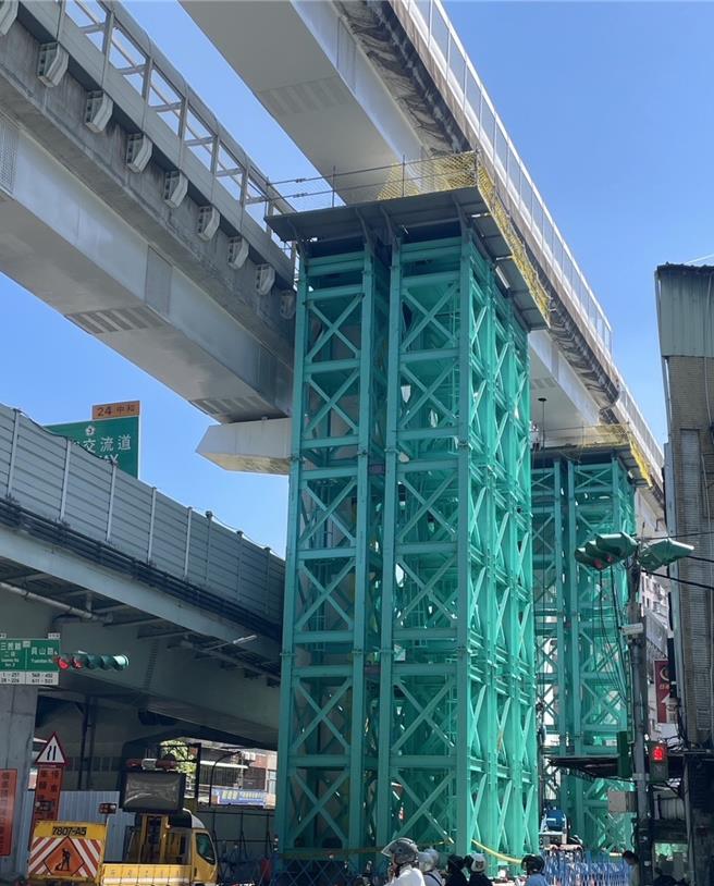 新北環狀線因0403地震受損，新北市府全力搶修。（新北捷運局提供）