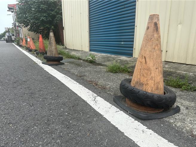 北港鎮朝天宮周邊道路有許多廢輪胎，恐成為埃及斑蚊孳生源。（周麗蘭攝）