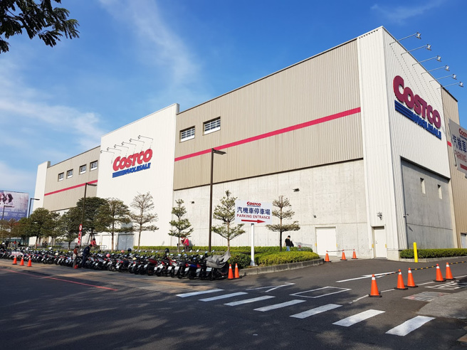 好市多嘉义店一名正妹员工爆红，有网友昨天直击她出车祸。（翻摄Google Maps）