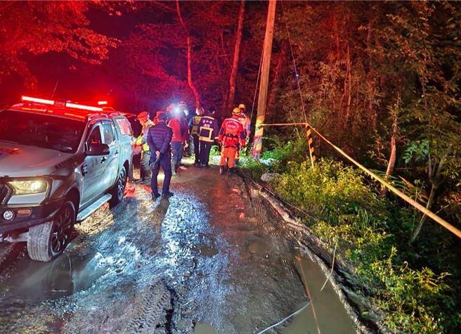 彰化縣41歲黃姓男子開車行經南投山區投89線18公里處，疑路面溼滑墜落60公尺深山谷，遭拋出車外慘死。（南投縣消防局提供／楊靜茹南投傳真）