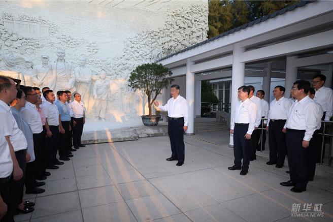 習近平考察福建漳州東山澳角村谷文昌紀念館。（新華社）