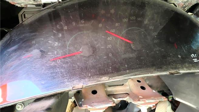 白色轿车仪表板显示最后时速约50公里。（民眾提供／萧嘉蕙台东传真）