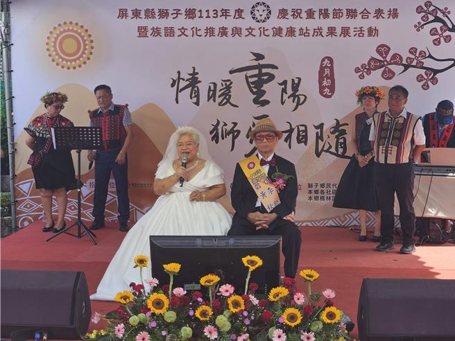 結婚60年鑽石婚模範夫妻李紀松（右）、黃秋花。黃秋花說，互相包容忍讓，一路牽手走過60年。（羅琦文攝）