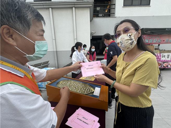 民眾在現場響應器官捐贈宣導。（曹婷婷攝）