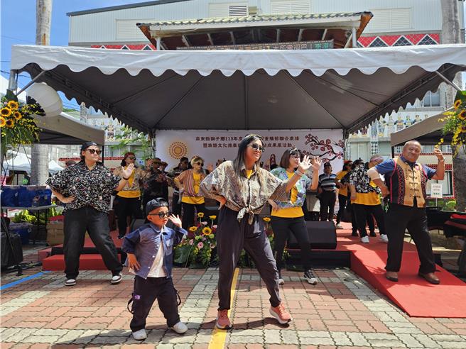 獅子鄉各村健康文化站一一上台表演。（羅琦文攝）