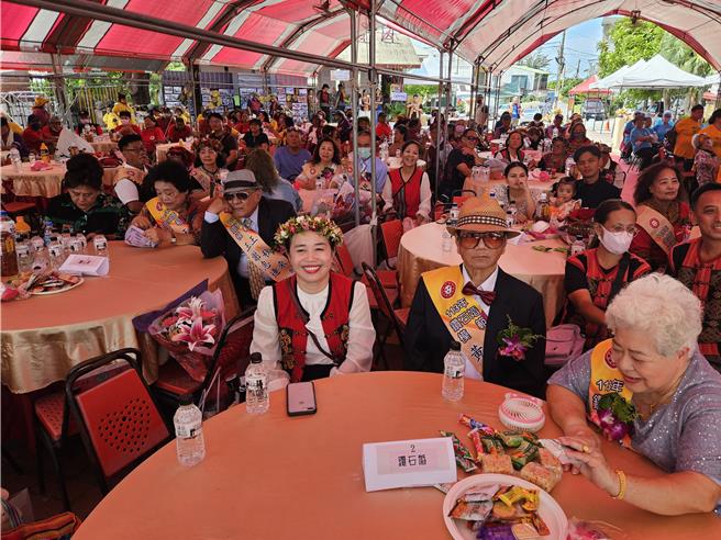 獅子鄉重陽敬老，大家歡聚一堂。（羅琦文攝）
