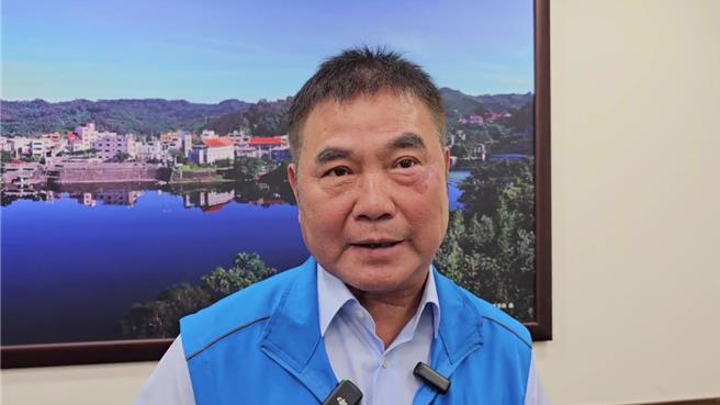 苗栗縣長鍾東錦16日上午接受媒體訪問時，再度為員工犯的嚴重錯誤，向齊廷洹道歉。（讀者提供／謝明俊苗栗傳真）