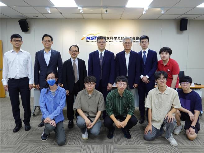 台大电信工程学研究所教授陈宏铭与台大医院院长吴明贤率领研究团队，携手合作台大衍生新创公司厂商兆辉光电，开发世界领先的光场扩增实境（Augmented Reality， AR）显示科技，这项技术有效解决人眼视觉辐辏调节衝突。（国科会提供）