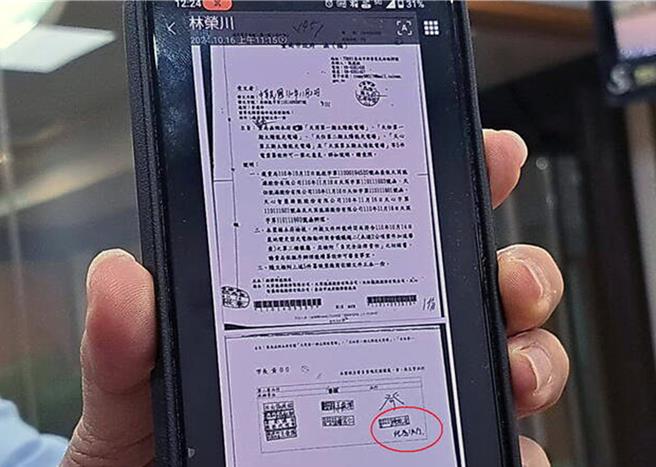 台南市长黄伟哲痛斥民眾党故意不提公文是前南市府经发局长陈凯凌「代为决行」，泼脏水的做法，非常「恶质！」（洪荣志摄）