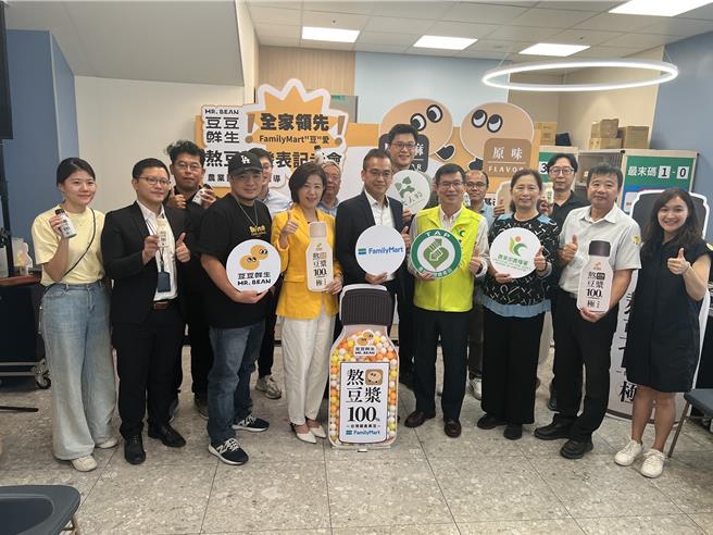 農糧署今在新北市板橋區舉辦國產黃豆製成的豆漿品牌發表會。（王揚傑攝）