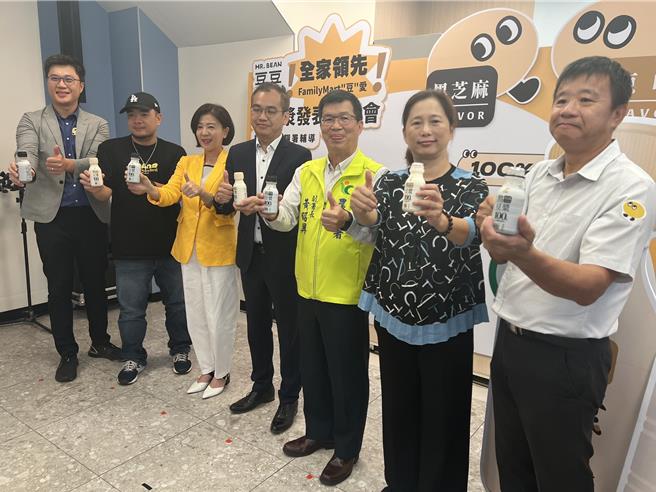 農糧署今在新北市板橋區舉辦國產黃豆製成的豆漿品牌發表會。（王揚傑攝）