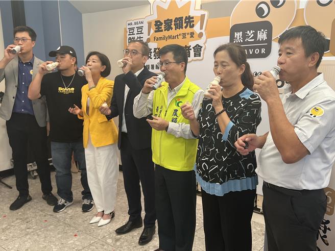 農糧署今在新北市板橋區舉辦國產黃豆製成的豆漿品牌發表會。（王揚傑攝）