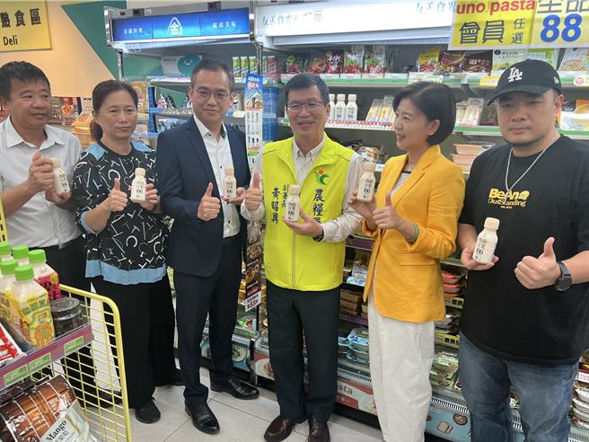 「豆豆鮮生」品牌與「全家便利商店」零售通路結合，在全台4200家超商上架。（王揚傑攝）