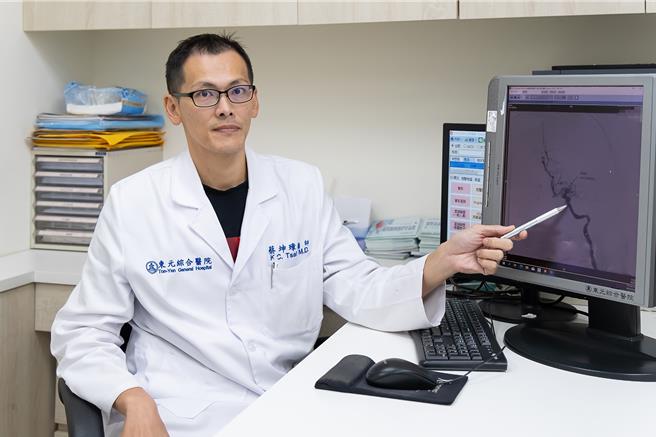 東元醫院神經內科主治醫師蔡坤璋擁有累積超過百例的取栓手術經驗。（東元醫院提供／邱立雅竹縣傳真）