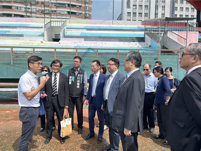 屏东立委锺佳滨16日邀集司法相关人员考察屏东县立棒球场改为司法园区的可能性，期间他们提出职务宿舍的要求。（谢佳潾摄）