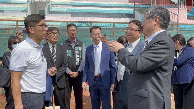 屏东立委锺佳滨16日邀集司法相关人员考察屏东县立棒球场改为司法园区的可能性，期间他们提出职务宿舍的要求。（谢佳潾摄）
