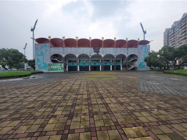 屏东立委锺佳滨16日邀集司法相关人员考察屏东县立棒球场改为司法园区的可能性，期间他们提出职务宿舍的要求。（谢佳潾摄）