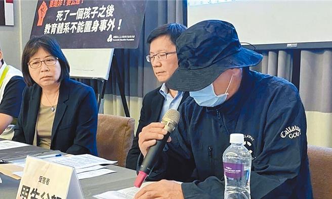 台中市去年2月間發生男高中生疑遭師長聯合霸凌，在家輕生身亡事件，當事人父親（右）當時淚訴學校逼孩子「走上絕路」，台中市教育局調查後做出懲處。（資料照片）
