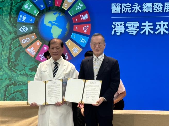 中国附医16日与台湾永续能源研究基金会（TAISE）正式签署「医院永续发展倡议书」，签署仪式由中医大附医周德阳院长率医护与TAISE董事长简又新大使共同签署。（冯惠宜摄）