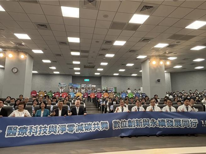 中国附医16日与台湾永续能源研究基金会（TAISE）正式签署「医院永续发展倡议书」，签署仪式由中医大附医周德阳院长率医护与TAISE董事长简又新大使共同签署。（冯惠宜摄）