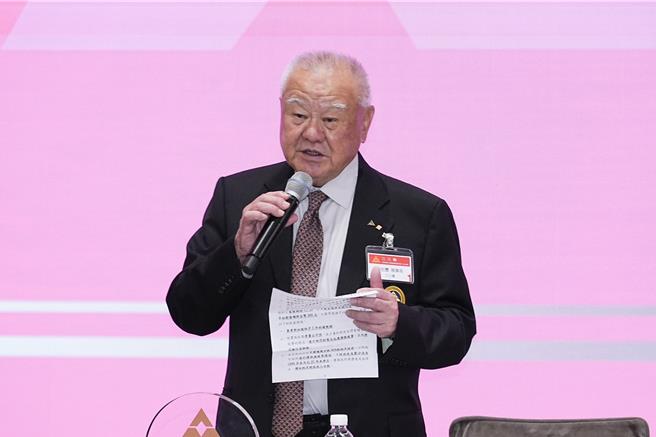 三三會理事長、台玻董事長林伯豐指出，應檢討能源政策讓核電、綠電共存，降低發電成本。（圖／羅永銘攝）