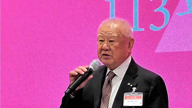 三三會理事長、台玻董事長林伯豐針對經濟部長郭智輝提出到菲律賓設發電廠的議題，認為輸電會是大問題。（圖／柳名耕攝）