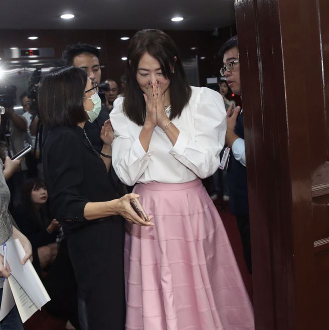 台北101賈永婕首次前往立法院備詢，成為立委們的焦點。（圖／姚志平攝）