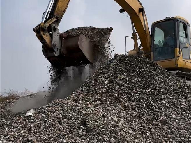 彰化县沿海文蛤养殖受灾惨重，养殖业者以怪手处理堆积如山的文蛤。（民眾提供／孙英哲彰化传真）