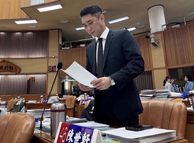 民眾党新北市议员陈世轩今（16）日在议会爆料，新北市树林清洁队一名基层干部，长期开着私家货车，进入树林区清洁队的资源回收站场内，将车上满载的垃圾，利用资收站场内的小山猫铲装机，运送至环保局的垃圾车内。（陈世轩提供）