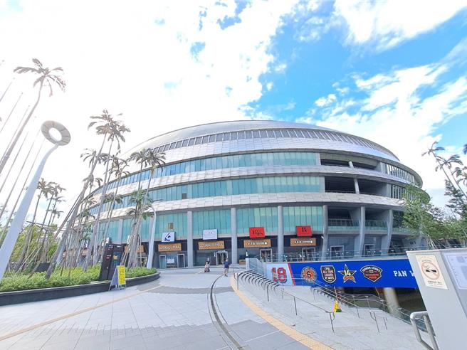 台北大巨蛋有18间VIP包厢，竟只开放1间供主办单位，国民党台北市议员耿葳质疑，剩余10多间不开放的VIP包厢是否被远雄当作私人招待所。（温予菱摄）