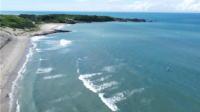 北海岸及观音山国家风景区管理处「海洋『净』行式-以白沙湾自然中心我爱净滩实践里海倡议。（观光署提供／蔡明亘台北传真）