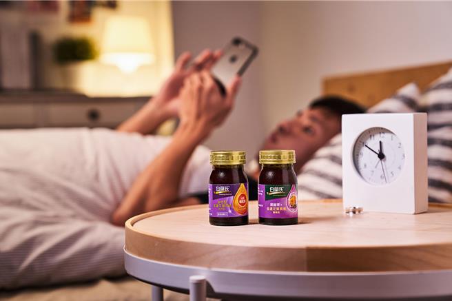 白兰氏主打「黑醋栗金盏花叶黄素精华饮」、「强化型金盏花叶黄素精华饮」守护晶亮，momo购物网买1盒即享折扣。（白兰氏提供／朱世凯台北传真）