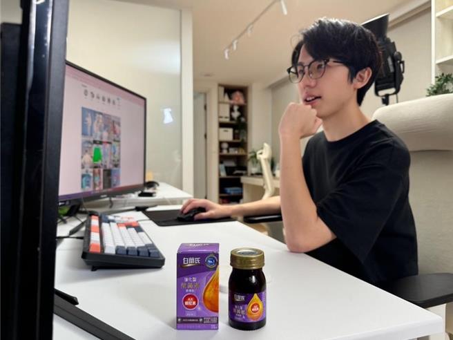 知识型YouTuber六指渊称讚白兰氏叶黄素精华饮「像喝果汁一样享受」，还可维持晶亮舒适。（白兰氏提供／朱世凯台北传真）