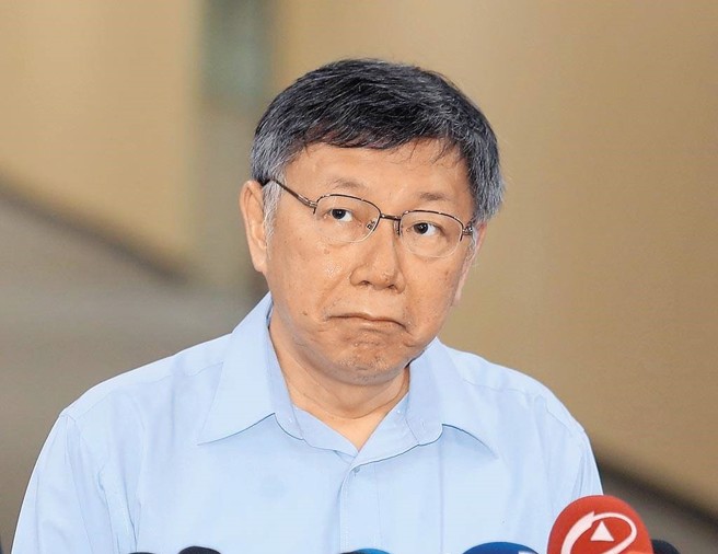 民眾党新竹市议员李国璋日前透露，民眾党主席柯文哲的爸爸柯承发，目前已住进加护病房；柯粉社团有网友爆料，柯文哲已在18日带着手铐前去探望柯爸，民眾党发言人戴于文以及前民眾党立委蔡壁如也证实此事。（图／资料照、陈怡诚摄)