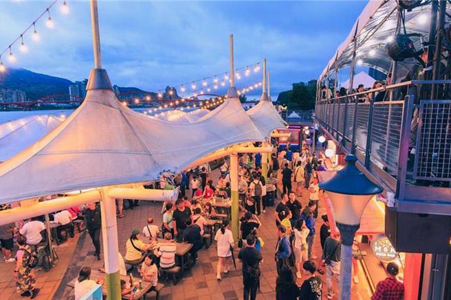 關渡碼頭貨櫃市集7月開幕，但有民眾抱怨返家路途不便。（台北市水利處提供／劉彥宜台北傳真）