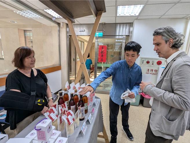 现场展示新北农特产。（王扬杰摄）