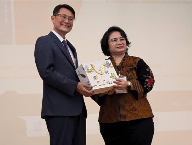 陈纯敬出席开幕式，赠予国际有机农业运动联盟亚洲分部副主席Emilia Setyowati新北有机茶。（王扬杰摄）