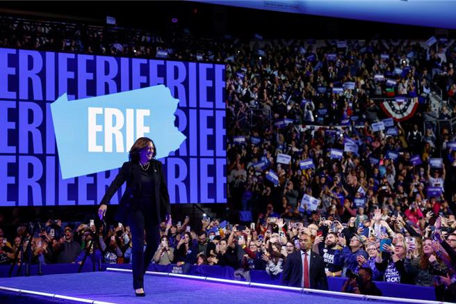 民主党总统候选人贺锦丽2024年10月14日在美国宾州伊利参加一场竞选集会。（路透社）