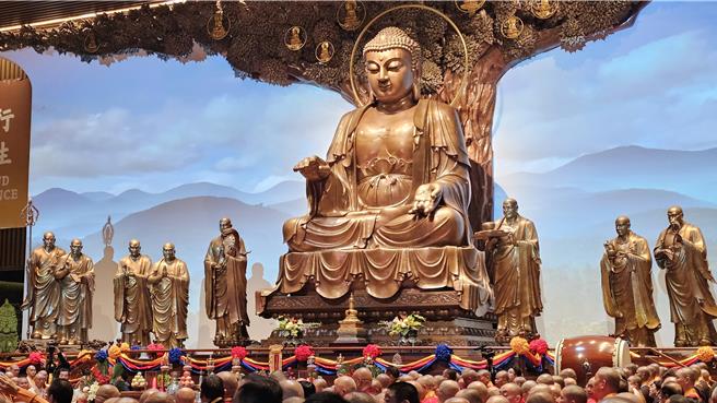 第六届世界佛教论坛在寧波开幕，大陆全国政协主席王沪寧致词时呼吁，凝聚向上向善力量。图为16日上午的祈福法会。（蓝孝威摄）