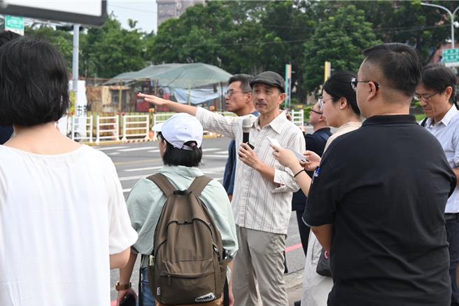 嘉市府都發處16日辦理「嘉屋」設計競圖徵件說明會，導覽介紹建國二村重劃區基地。（嘉市府提供／廖素慧嘉市傳真）