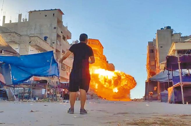 图为以色列先前对迦萨一栋住宅发动袭击后火焰升起。（资料照／路透）