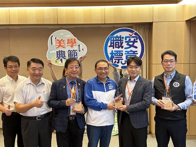 新北市第二届「友善优良建筑工地评选活动」得奖工地揭晓，新北市长侯友宜16日在市政会议中亲自颁奖给获奖的11个工地。（高钧麟摄）