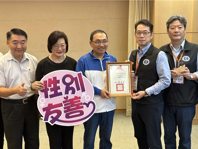 侯友宜感谢各级单位携手强化建筑工地的安全管理，并呼吁其他建筑工地观摩仿效。（高钧麟摄）