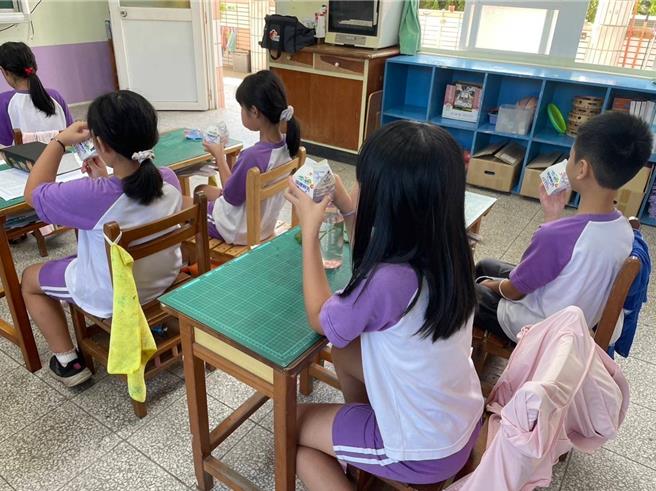 桃园市教育局4日下订共同供应契约，14日供应第一批鲜奶，但含钙豆浆因契约尚未订约，开始供应时间未定。（桃园市教育局提供）