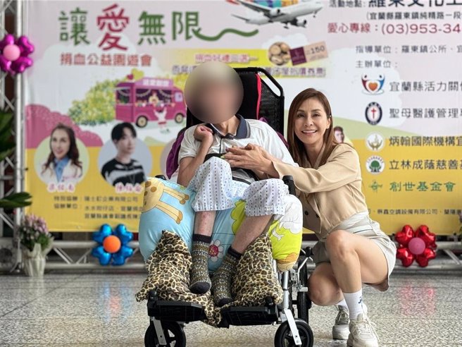 爱心大使梁佑南（右）为公益园游会记者会站台，关怀植物人哲哲（化名），邀请大家踊跃参与。（创世基金会罗东分院提供／吴佩蓉宜兰传真）