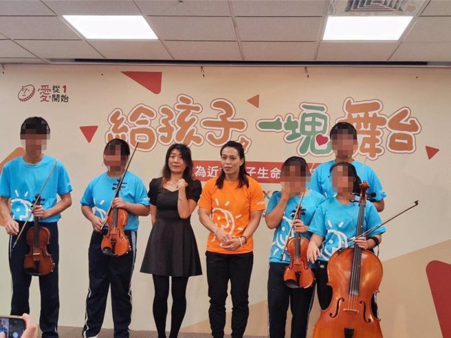 全联福利中心、全联佩桦圆梦社会福利基金会与普仁青年关怀基金会合作邀请郭婞淳推动零钱捐。（林良齐摄）