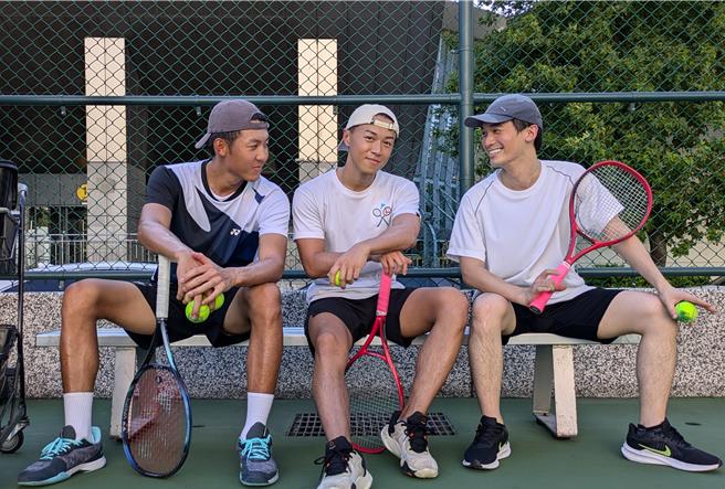 劉丞（左起）、游書庭、杜韋立在BL網路劇《一拍即合》有三角關係。（艾迪昇傳播提供）